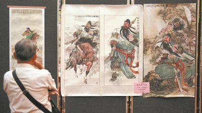 来自中国、台湾和马来西亚书画名家在雪隆惠州会馆展出超过100幅关帝画像，吸引信徒到场观赏。（摄影：黄良儒）