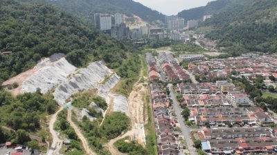 刘玉水花园的山坡发展计划，与山下的民宅距离咫尺。