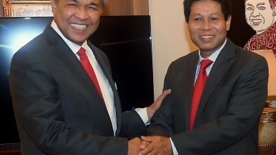 阿末扎希（左）在国会办公室接见到访的越南驻马大使黎贵琼。