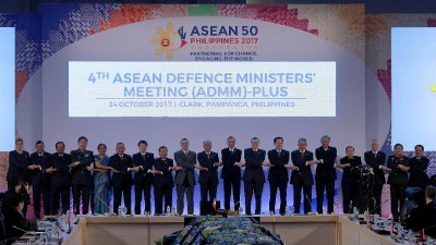 第4届东盟国防部长扩大会在菲律宾邦板牙省克拉克自由港区举行，东盟10国的国防部长及澳洲、中国、印度、日本、纽西兰、俄罗斯、韩国、美国等8个对话国的国防部长出席相关会议。-新华社-