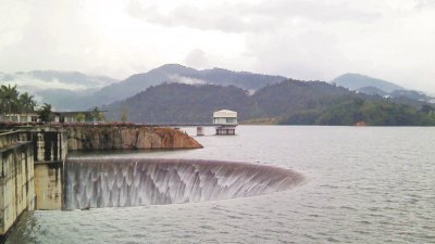 雪州8个水坝的储水充足，可供至今年杪，干旱天气并不影响州内水供，黄思汉促请民众勿过于担心。
