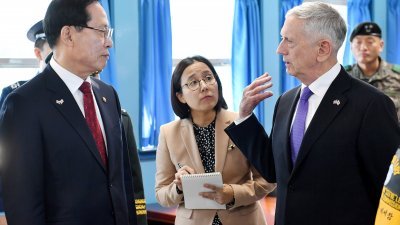 美国国防部长马蒂斯（右）周五与韩国国防部长宋永武，参观板门店休战区。