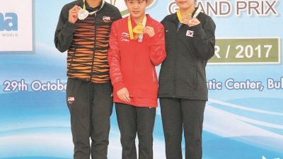 大马跳水女王潘德蕾拉（左起）在女子10公尺跳台夺下银牌，这也是大马在吉隆坡大奖赛的首个奖牌。13岁的中国天才张家齐夺冠，而季军为韩国的金素姬。（摄影：陈为康）