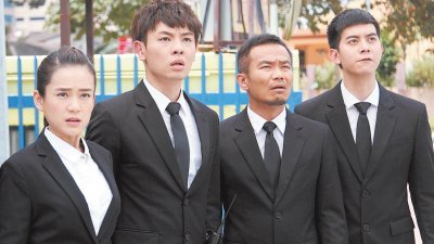 在电视剧《永保平安》之中， 一众新人都饰演天兵保镖， 张熙恩（左2）和李伟燊（ 右） 谓这次的拍摄均被导演称赞有进步。