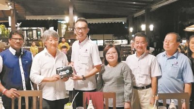 泰国出境旅游协会主席陈耀源（左2起）赠送纪念品给张耀权。左起为苏古、邢文英、陈振兴、胡炳民及张瑞银。