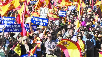 西班牙周六有数千人走上马德里街头反对加泰独立，示威者手持该国国旗并高喊口号，支持政府维持国家统一；也有部分人士，高举要送加泰自治区政府主席普伊格德莫尼特入狱的字报。