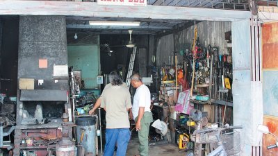 坐落在峇株巴辖四加亭新村街场的兴利打铁店，已传承两代人，拥有逾50年的历史。