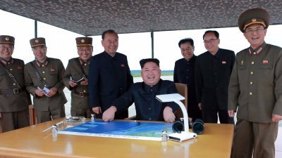朝鲜最高领导人金正恩，被指近两个月注重军事发展，未谈民生。这是8月29日，金正恩在官员陪同下，到场观看“火星-12”中远程弹道导弹的发射。