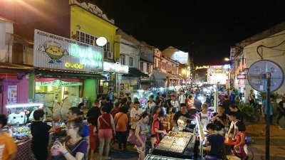 国庆日当晚的鸡场街挤满人潮，人山人海，为小贩们提供额外的收入。