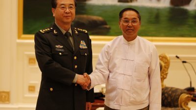 据传涉嫌严重违纪，正同时接受军纪调查的房峰辉（左），今年6月到访缅甸，与该国副总统吴敏瑞会晤，是新华社最后一次刊登他公开露面的画面。