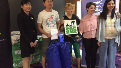 瑟拉（左3）偕同Vouk酒店公关及市场部经理郑淑凌（左），发放宠物粮食及白米给社区饲养人。