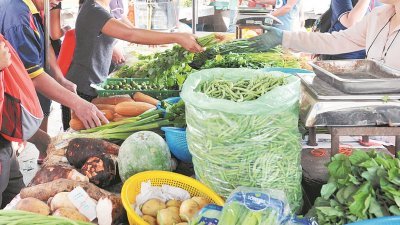 连假使得巴生谷地区的蔬菜供应量减少，导致民众被迫要在这期间吃贵菜。（摄影：陈为康）