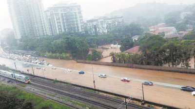 隆市中心下午的雷雨导致峇都河水暴涨，古晋路也出现闪电水灾，惟水势在1小时内褪去。（取自网络）