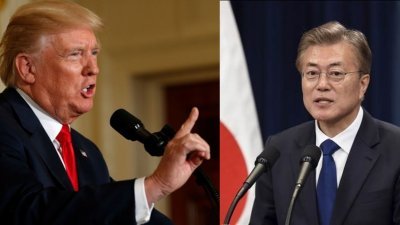 美国白宫说，特朗普（右）告诉南韩总统文在寅（左），美方愿通过价值“好几十亿美元”的对韩军售案。