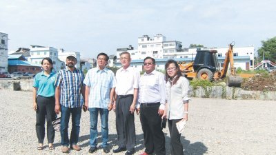 陈信莱（左3）率领多名居銮市议员及工程师官员视察苏丹街新辟设的停车场。