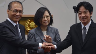 台湾总统蔡英文（中）与即将卸任行政院长的林全（左）与准阁揆赖清德，周二在总统府举行的记者会上握手合影。-法新社-