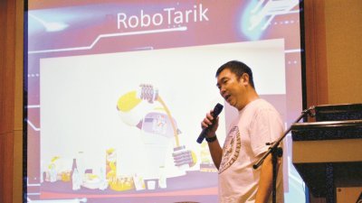 何锡财分享聚富栈国际公司公司研发的“RoboTarik”机器人，将为酒店住户带来新体验。