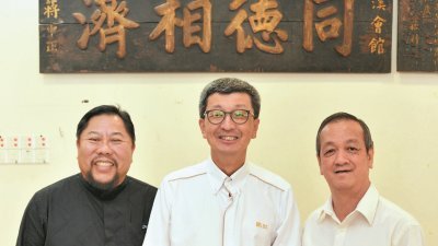 许福来（右起）、林福山与廖忠华呼吁古迹修复专家，为如何保存牌匾提供意见。（摄影：颜泉春）