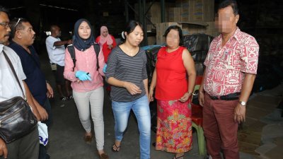 警方在救出被非法贩卖的外劳的同时，也扣留2名缅甸籍夫妇的嫌犯（右及右2）。（摄影：李家俊）