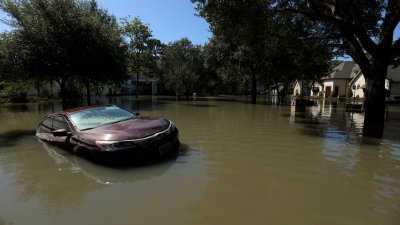 重创美国得州的“哈维”飓风已经结束，但休斯敦仍有一些地区洪水仍未消退，汽车还泡在水中。