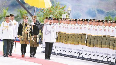 国家元首苏丹莫哈末五世（左3）周六在国家王宫举行国家元首华诞庆典上，检阅由皇家马来军队组成的仪仗队。