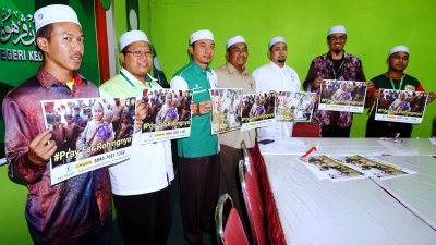 莫哈末卡里尔（左3）召开关于百万穆斯林集会活动记者会上，展示为罗兴亚人祈祷的海报。