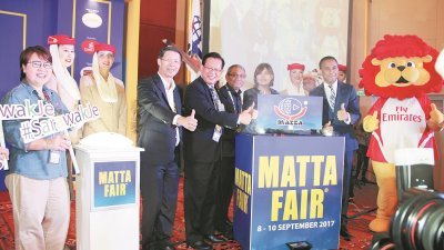 玛丽（左）、陈国良（左4起）、李景胜、阿基尔、陈忆婷及彼得西蒙为MATTA国际旅游展主持开幕礼。