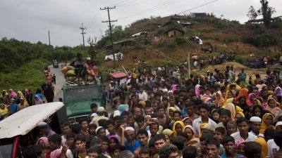 缅甸大批罗兴亚人逃往孟加拉。
