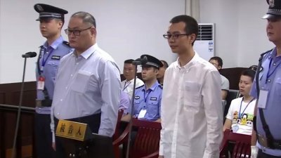 台湾非政府组织工作者李明哲，早前前往中国后被拘留，并控以“颠覆国家政权罪”，是首名台湾人被控颠覆罪，李明哲周一当庭认罪，并“深表忏悔”。－法新社－