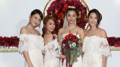赵小侨（ 右2） 与刘亮佐举行婚宴， 陈乔恩（ 左起）、赖薇如与屈尹絜担任伴娘。
