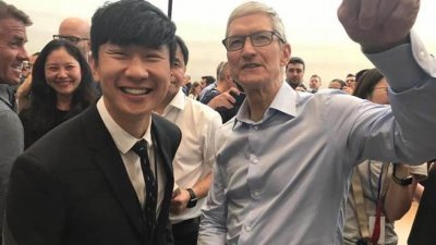 林俊杰在苹果发布大会上和苹果执行长库克碰面。