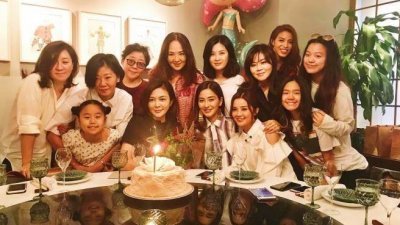 关之琳迎接55岁生日，蔡卓妍、周汶锜、雷庄儿、范姜和三名女儿等皆为她庆生。（图翻摄自微博）