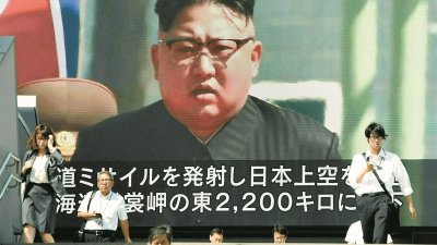 东京街头的大型萤幕，纷纷播报有关朝鲜试射导弹的新闻，朝鲜最高领导人金正恩出现在的电视画面上。