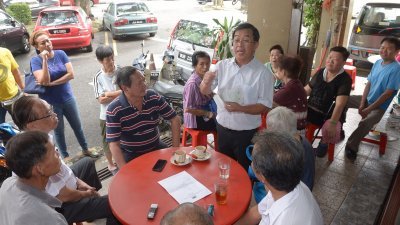 陈国伟（左4）在听取居民的意见后，认为有关当局不合理追收水费，因此鼓励民众参与联署签名活动，以便把诉求传达给吉隆坡市长。（摄影：陈启新）