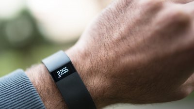 英国爱丁堡大学用Fitbit公司的智能运动手环进行测试，发现存在个人数据安全隐患。（示意图））