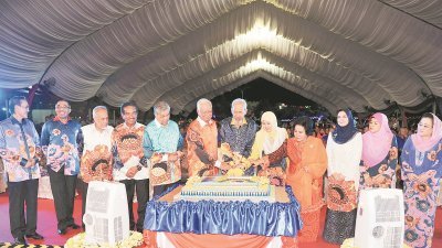 沙巴州元首敦朱哈玛希鲁汀（右6）和纳吉（右7）主持2017年马来西亚日切蛋糕仪式，左4起慕沙阿曼、阿末扎希、沙巴州元首夫人杜潘诺丽达和首相夫人拿汀斯里罗斯玛。