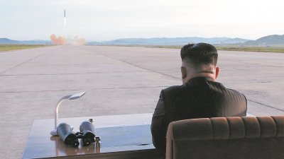 朝鲜最高领导人金正恩，周五坐镇指挥“火星-12”弹道导弹试射，亲眼见证导弹发射。