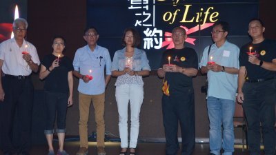 彭文宝（左起）、李淑玲、麦俊华和陈渼欣等人，与民众一起点亮蜡烛，呼吁延续生命。