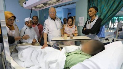 纳吉夫妇于周日前往吉隆坡中央医院加护病房，探访仍在医院接受治疗的伤者。