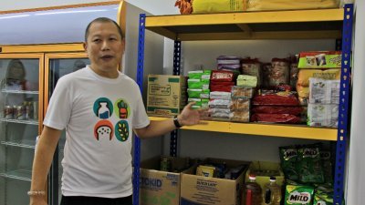 李锦兴对商家热心报效物资予麻坡“食物银行”深表感激。
