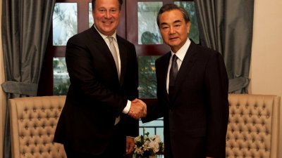 巴拿马总统巴雷拉（左）当时时间周日，会见到访的中国外长王毅。两人当天共同主持中国驻巴拿马大使馆的揭牌仪式。