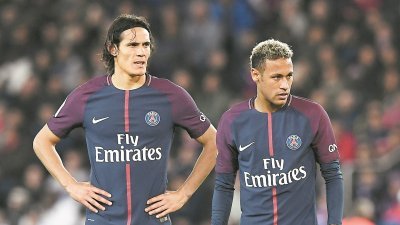 在巴黎圣日曼以2比0战胜里昂一役中，内马尔（右）和卡瓦尼（左）两次争抢自由球和点球的主罚权，此事引起了各国媒体的高度关注。