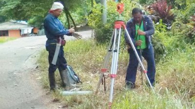 来自土地局的官员，在君隆南村展开土地测量工作。
