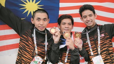 锺伟勇（左起）在男子S14级50公尺蝶泳、贾梅利在男子S14级50公尺蝶泳和阿纳斯在男子S14级100公尺自由泳游出金牌，帮助大马游泳队在吉隆坡残疾东运会取得金牌的突破。