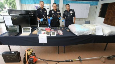 拉斯迪（左起）、岑振强及阿都拉尼向媒体展示嫌犯破门行窃所使用的工具以及包括旧棉被及窗帘等赃物。