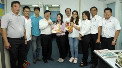 槟州行动党拜访《东方日报》槟城办事处，并赠送月饼给本报同仁，左4为曹观友。（摄影：蔡开国）