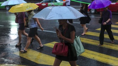 9月尾开始吹起东北季候风，气象局指未来数月降雨量会有所增加，中午更可能出现暴雨，提醒民众出门记得带伞。
