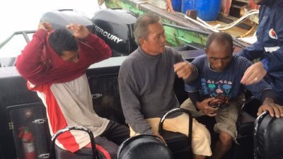3名渔夫被救起时体力疲惫 。