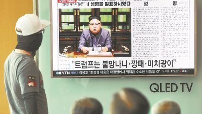 朝鲜最高领导人金正恩透过媒体，对美国发出警告，要该国总统特朗普为其在联大有关朝鲜的演说付出代价。这是韩国民众在首尔的地铁站，观看电视播报的相关新闻。-法新社-
