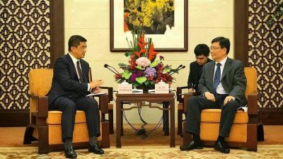 阿兹敏阿里（左）拜访中国广东省政府，并与广东省副省长黄宁生（右）进行交流。